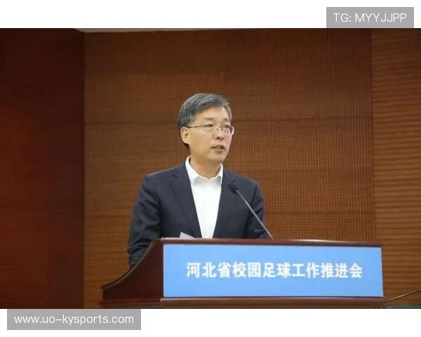 足球俱乐部与地方教育部门签署合作框架，足球俱乐部承包学校足球教育